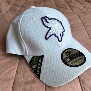 NWT Vikings OnField New Era 39Thirty brand ball cap.